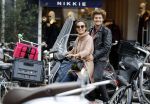 Amsterdam 8 oktober 2016
Holly Brood met vriend Soy Kroon op vespa scooter