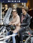 Amsterdam 8 oktober 2016
Holly Brood met vriend Soy Kroon op vespa scooter