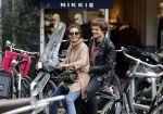 Amsterdam 8 oktober 2016
Holly Brood met vriend Soy Kroon op vespa scooter