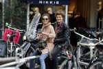 Amsterdam 8 oktober 2016
Holly Brood met vriend Soy Kroon op vespa scooter