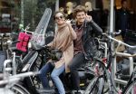 Amsterdam 8 oktober 2016
Holly Brood met vriend Soy Kroon op vespa scooter