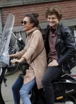 Amsterdam 8 oktober 2016
Holly Brood met vriend Soy Kroon op vespa scooter
