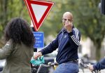 Amsterdam 8 oktober 2016 
Jimmy Geduld met zijn dochter op de fiets. Middel vinger
