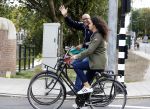 Amsterdam 8 oktober 2016 
Jimmy Geduld met zijn dochter op de fiets