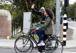 Amsterdam 8 oktober 2016 
Jimmy Geduld met zijn dochter op de fiets
