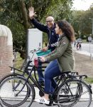 Amsterdam 8 oktober 2016 
Jimmy Geduld met zijn dochter op de fiets