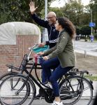 Amsterdam 8 oktober 2016 
Jimmy Geduld met zijn dochter op de fiets