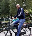 Amsterdam 8 oktober 2016 
Jimmy Geduld met zijn dochter op de fiets
