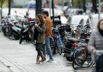 Amsterdam 6 november 2016
Katja Schuurman met haar vriend en aanstaande man Freek van  Noortwijk doen samen boodschappen