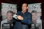 Amsterdam 3 november 2016
Presentatie cd Rene Froger in the harbour Club . Najib Amhali reikt de cd uit.