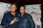 Amsterdam 3 november 2016
Presentatie cd Rene Froger in the harbour Club . Najib Amhali reikt de cd uit.