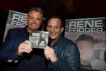 Amsterdam 3 november 2016
Presentatie cd Rene Froger in the harbour Club . Najib Amhali reikt de cd uit.