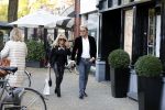 Amsterdam 31 oktober 2016
Patricia Paay met haar vriend Robert Hinfelaar in Amsterdam zuid