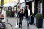 Amsterdam 31 oktober 2016
Patricia Paay met haar vriend Robert Hinfelaar in Amsterdam zuid
