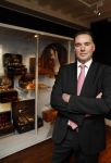 Amsterdam 7 oktober 2016
Paul schulten opent  exposties van tassen Royals. van oa Prinses Juliana koningin Maxima Koningin Elisabeth en Prinses Gracia Monaco.