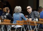 Amsterdam 1 oktober 2016 
Raoul Heertje met vrouw en dochter op terras.