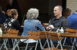 Amsterdam 1 oktober 2016 
Raoul Heertje met vrouw en dochter op terras.
