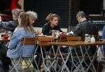 Amsterdam 1 oktober 2016 
Raoul Heertje met vrouw en dochter op terras.