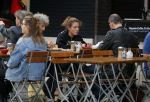 Amsterdam 1 oktober 2016 
Raoul Heertje met vrouw en dochter op terras.