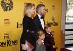 Scheveningen 30 oktober 2016
Premiere the lion king in het circustheater.
Winston Gerschtanowitz met renate Verbaan en hun kinderen
