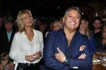 Amsterdam 3 november 2016
Presentatie cd Rene Froger in the harbour Club . Najib Amhali reikt de cd uit. Natasja Froger