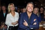 Amsterdam 3 november 2016
Presentatie cd Rene Froger in the harbour Club . Najib Amhali reikt de cd uit. Natasja Froger