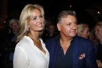 Amsterdam 3 november 2016
Presentatie cd Rene Froger in the harbour Club . Najib Amhali reikt de cd uit. Natasja Froger