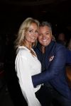 Amsterdam 3 november 2016
Presentatie cd Rene Froger in the harbour Club . Najib Amhali reikt de cd uit. Natasja Froger