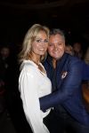 Amsterdam 3 november 2016
Presentatie cd Rene Froger in the harbour Club . Najib Amhali reikt de cd uit. Natasja Froger