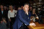 Amsterdam 3 november 2016
Presentatie cd Rene Froger in the harbour Club . Najib Amhali reikt de cd uit.