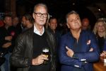 Amsterdam 3 november 2016
Presentatie cd Rene Froger in the harbour Club . Najib Amhali reikt de cd uit. Rene met Tony Berk