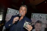 Amsterdam 3 november 2016
Presentatie cd Rene Froger in the harbour Club . Najib Amhali reikt de cd uit.