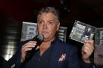 Amsterdam 3 november 2016
Presentatie cd Rene Froger in the harbour Club . Najib Amhali reikt de cd uit.