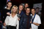 Amsterdam 3 november 2016
Presentatie cd Rene Froger in the harbour Club . Najib Amhali reikt de cd uit. Rene met Natasja en kinderen Danny Natasja Didier en Maxim
