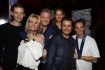 Amsterdam 3 november 2016
Presentatie cd Rene Froger in the harbour Club . Najib Amhali reikt de cd uit. Rene met Natasja en kinderen Danny Natasja Didier en Maxim