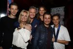 Amsterdam 3 november 2016
Presentatie cd Rene Froger in the harbour Club . Najib Amhali reikt de cd uit. Rene met Natasja en kinderen Danny Natasja Didier en Maxim
