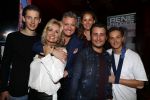 Amsterdam 3 november 2016
Presentatie cd Rene Froger in the harbour Club . Najib Amhali reikt de cd uit. Rene met Natasja en kinderen Danny Natasja Didier en Maxim