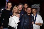 Amsterdam 3 november 2016
Presentatie cd Rene Froger in the harbour Club . Najib Amhali reikt de cd uit. Rene met Natasja en kinderen Danny Natasja Didier en Maxim