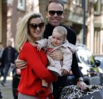 Amsterdam 29 oktober 2016 
Robert doornbos Chantal Bles en hun dochter Jada op de cornelis schuytstraat