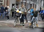 Amsterdam 15 oktober 2016
Sanne Wallis de Vries met haar dochter in Amsterdam. Ze fietsen in het centrum.
