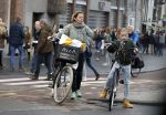 Amsterdam 15 oktober 2016
Sanne Wallis de Vries met haar dochter in Amsterdam. Ze fietsen in het centrum.