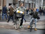 Amsterdam 15 oktober 2016
Sanne Wallis de Vries met haar dochter in Amsterdam. Ze fietsen in het centrum.