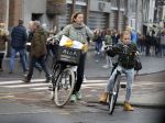 Amsterdam 15 oktober 2016
Sanne Wallis de Vries met haar dochter in Amsterdam. Ze fietsen in het centrum.