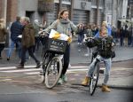Amsterdam 15 oktober 2016
Sanne Wallis de Vries met haar dochter in Amsterdam. Ze fietsen in het centrum.