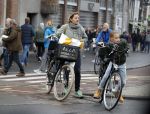 Amsterdam 15 oktober 2016
Sanne Wallis de Vries met haar dochter in Amsterdam. Ze fietsen in het centrum.