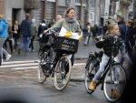 Amsterdam 15 oktober 2016
Sanne Wallis de Vries met haar dochter in Amsterdam. Ze fietsen in het centrum.