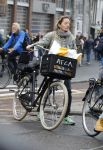 Amsterdam 15 oktober 2016
Sanne Wallis de Vries met haar dochter in Amsterdam. Ze fietsen in het centrum.