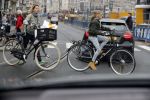 Amsterdam 15 oktober 2016
Sanne Wallis de Vries met haar dochter in Amsterdam. Ze fietsen in het centrum.