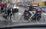 Amsterdam 15 oktober 2016
Sanne Wallis de Vries met haar dochter in Amsterdam. Ze fietsen in het centrum.