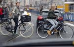 Amsterdam 15 oktober 2016
Sanne Wallis de Vries met haar dochter in Amsterdam. Ze fietsen in het centrum.